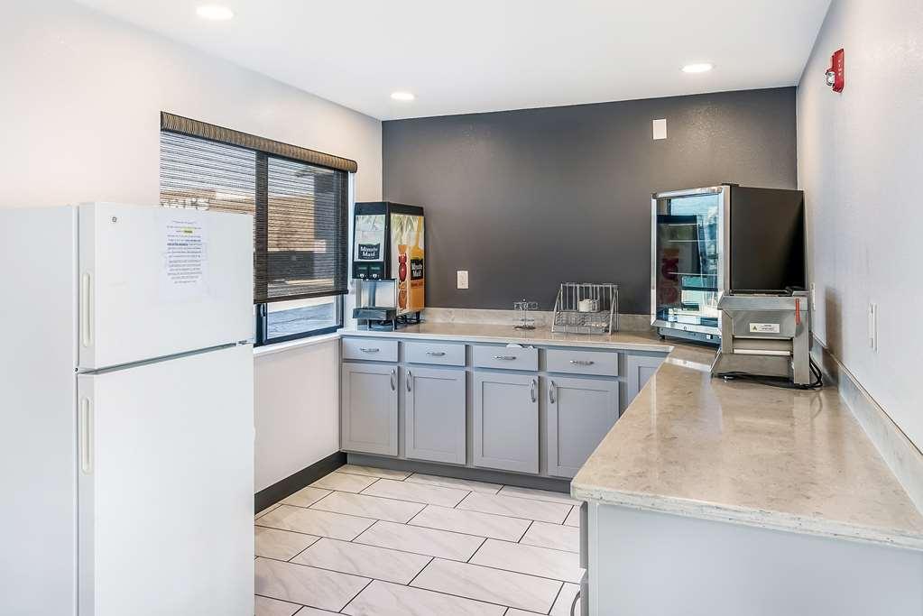Americas Best Value Inn East Peoria Restoran gambar