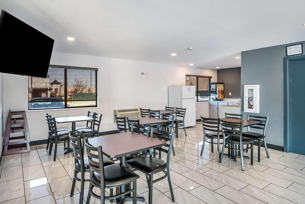 Americas Best Value Inn East Peoria Restoran gambar