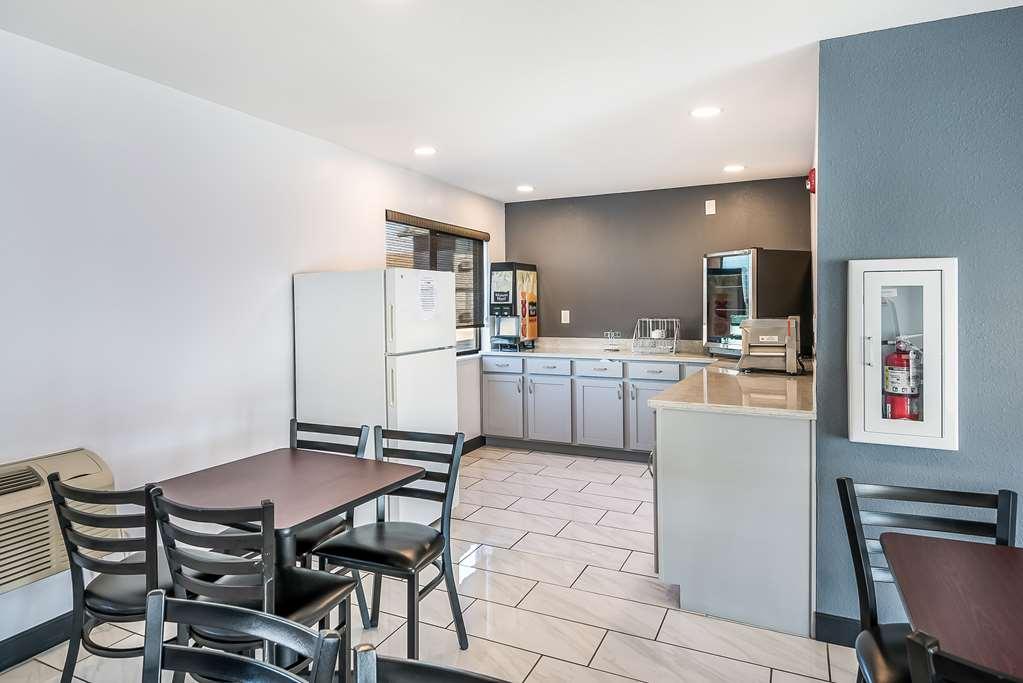 Americas Best Value Inn East Peoria Restoran gambar